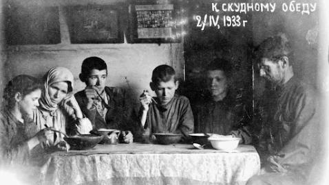 La photo montre les membres de la famille Bokan partageant un maigre repas pendant la famine. La famille a posé pour cette photo afin de marquer les 300 jours depuis qu'elle n'avait pas consommé de pain, aliment de base fondamental en Ukraine (2 avril 1933). Source : Archives du Service de sécurité de l'Ukraine, fonds 6, dossier n° 75489-fp, volume 2.